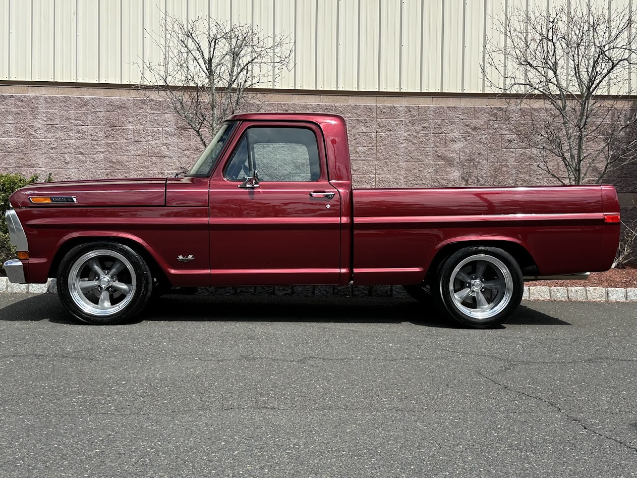 Ford F-100 Pickup